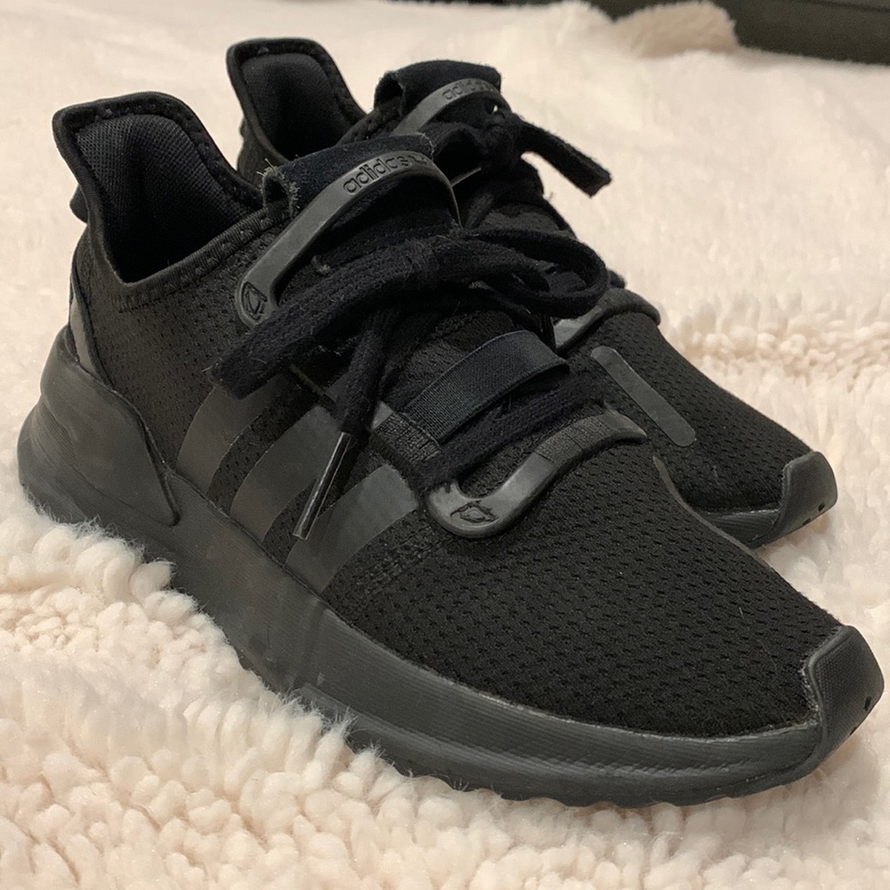 ADIDAS SHOES! 🖤👟 - Picture 4 of 8